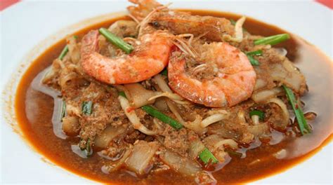 Recipe for char kway teow (stir fried flat rice noodles with cockles, fish cake and lup cheong), a popular singapore hawker dish. Resepi Char Kuey Teow - M9 Daily - Resepi Viral Terkini