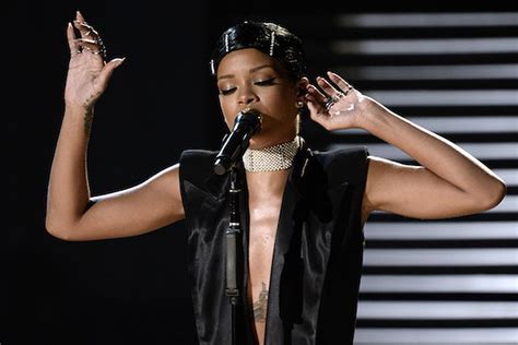 Watch Rihanna Perform Diamonds At The 2013 American Music Awards