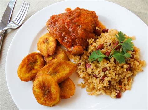 Enjoy (a wonderful recipe straight from the island). pollo en fricase, rice and beans and plantains... mmmm ...