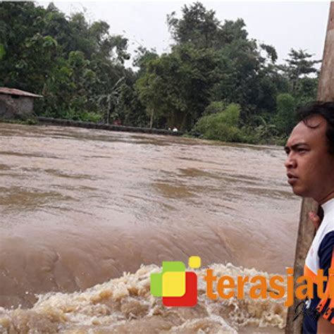 Sejumlah Wilayah Di Jombang Diterjang Banjir Ketinggian Air Capai Meter Teras Jatim