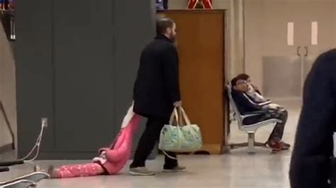 El Video Viral De Un Hombre Arrastrando A Su Hija Por Un Aeropuerto En Eeuu Perfil Formosa