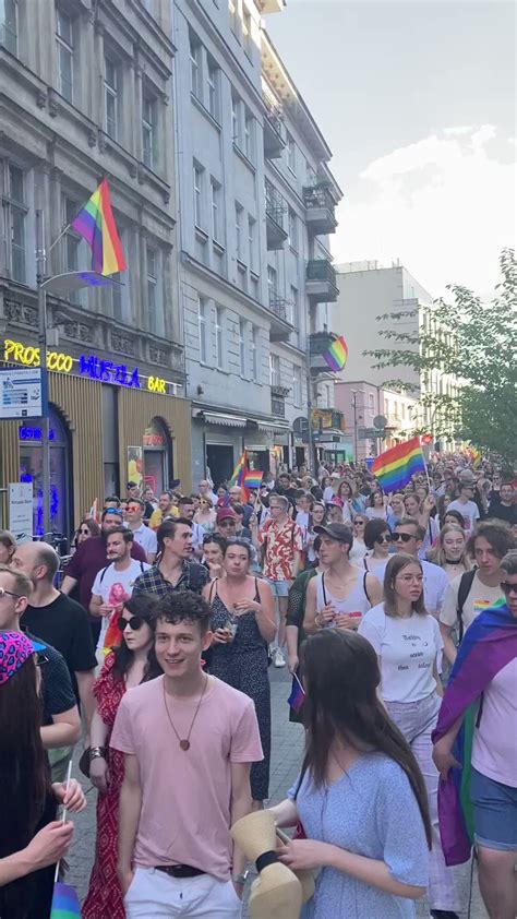 kampania przeciw homofobii on twitter marsz dotarł na ulicę półwiejską gdzie na latarniach