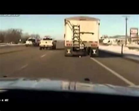 Heroic Cop Jumps Onto Moving Truck Amazingly Saves Unconscious Driver