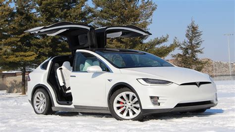 Gisel Beli Mobil Listrik Tesla Model X Ini Spesifikasi Dan Harganya