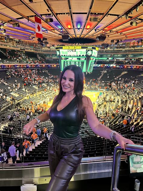 Tw Pornstars Lisa Ann Twitter What A Night To Be Thegarden If You Are Looking To See