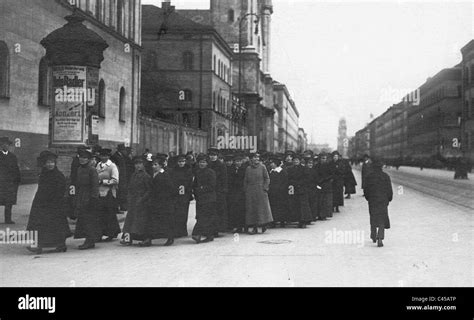 Demonstration der Frauen in München, 1919 Stockfotografie - Alamy