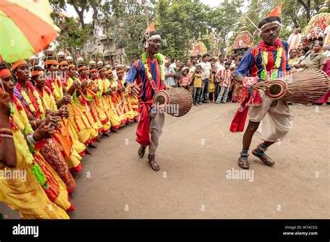 Santhal Dance Hi Res Stock Photography And Images Alamy