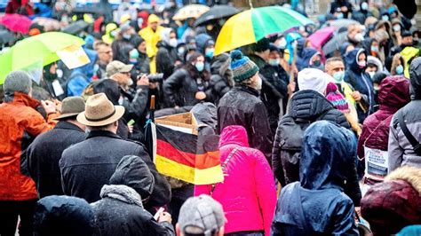 Corona Demos In Niedersachsen Polizistenangriffe Und Hitlergruß