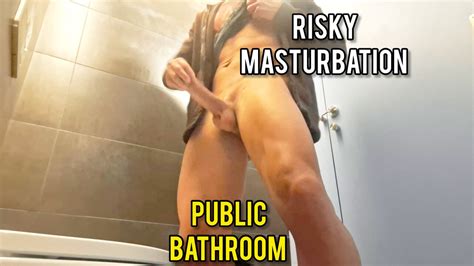 Masturbación Arriesgada En Un Baño Público Chico Sexy Xhamster