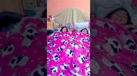 Durmiendo Sola Vs Dormir Con Hermana Youtube