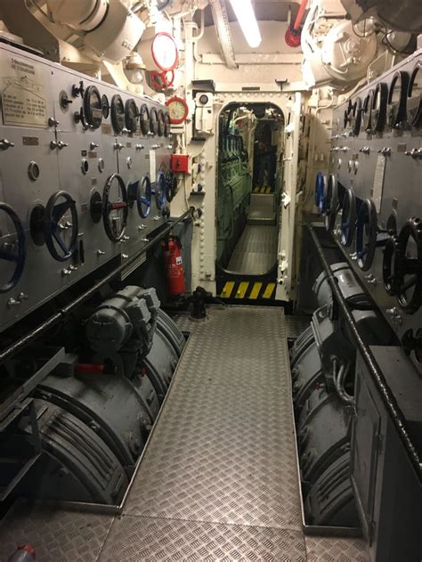 Inside Submarine Nuclear Submarine Us Navy Submarines German Submarines