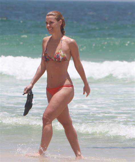 Carolina Dieckmann Mostra Corpo Em Forma Durante Dia De Praia No Rio