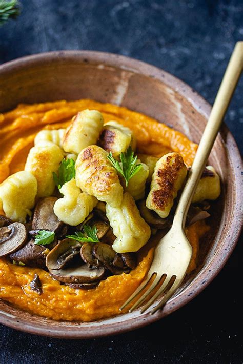 Gnocchi con ricotta e pesto di noci. Gnocchi à la purée de butternut et aux champignons ...