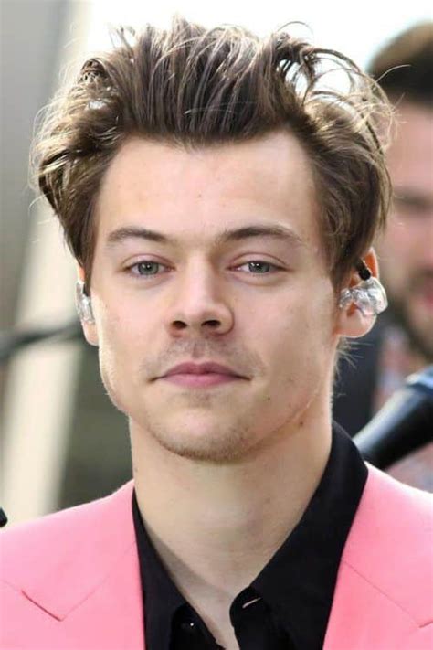 He kept the sides of his hair in short curls and the top long and swept up. How To Rock A Harry Styles Haircut | MensHaircuts.com