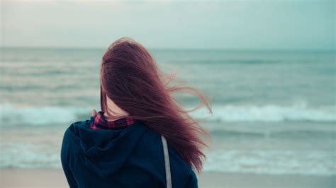 Картинки на фоне моря скачать заставки одинокая девушка ветер для