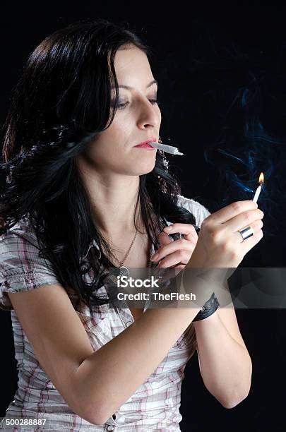 여자 조명 바라요 있는 대마 관절 마리화나 담배에 대한 스톡 사진 및 기타 이미지 마리화나 담배 여자 연기 물리적 구조 Istock