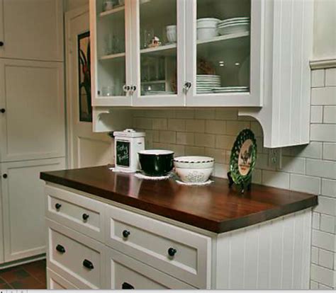 Painting your cabinets white can make your small dull kitchen look roomy and bright. Painting Kitchen Cabinets White | hac0.com