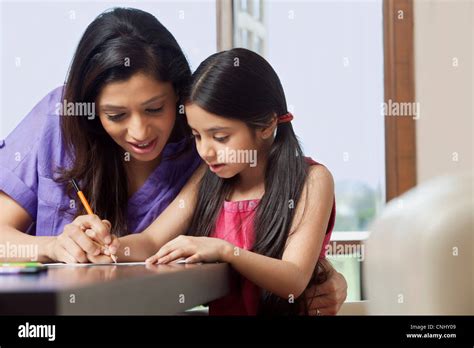 Madre Enseñarle A Su Hija A Escribir Fotografía De Stock Alamy