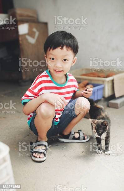 귀여운 어린이 및 자본가 6 7 살에 대한 스톡 사진 및 기타 이미지 6 7 살 가축 거리 Istock