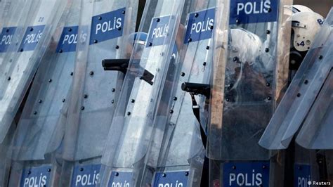 Istanbul Riot Police Fire Tear Gas At Demonstrators DW Learn German