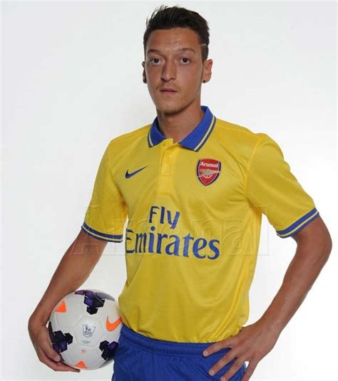 Pics Mesut Ozil Seen For The First Time In His New Arsenal Kit Daily