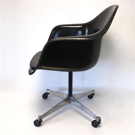 Totally original 'alu group desk chair' designed by charles and ray eames in 1958. Mid-Century Modern Herman Miller Eames Black Fiberglass ...