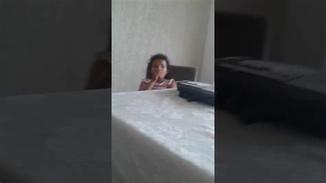 Menina De 8 Anos Chupa Dedo Ate Hoje Youtube