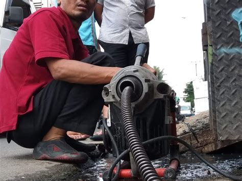 Penggunaan soda api ini sudah di buktikan oleh untuk mengatasi wc yang mampet dpat menggunakan soda api, hal yang pertama harus dilakukan memang saat penuangan air tersebut soda api akan bereaksi dengan air panas dan. CARA MENGATASI SALURAN AIR TERSUMBAT JAKARTA TANGERANG ...