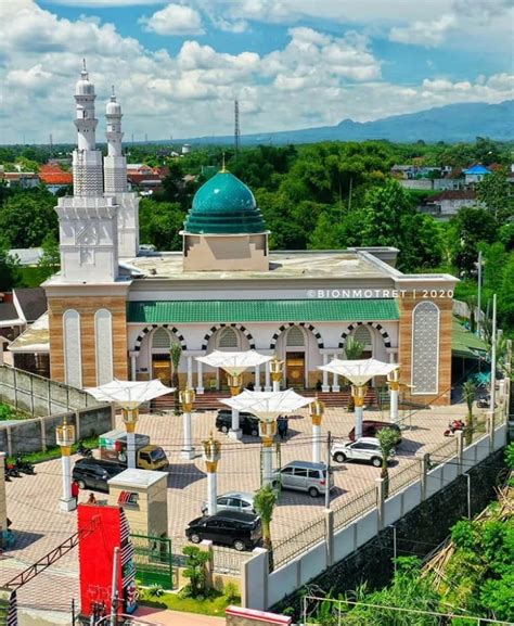 Mirip Masjid Nabawi Inilah Pesona Masjid Ar Rahman Blitar