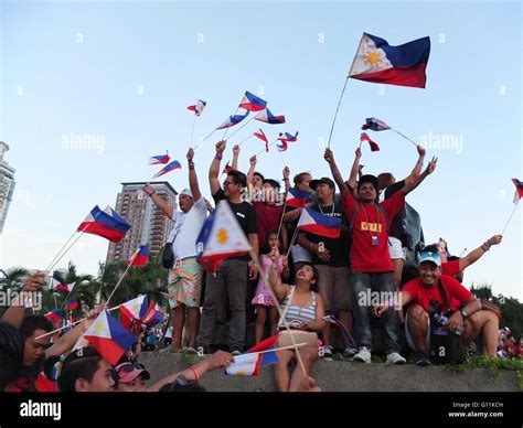 Manila Philippines 07th May 2016 Filipinos Waving Their Flags