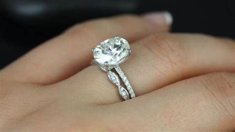 What would make couples wed a second time? I absolutely love this twisted wedding band!!! with the ...