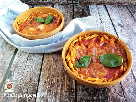Da bambini mia mamma ce li preparava con un sugo di polpettine grandi come le nocciole così da farci mangiare la carne che. Fusilli al tegamino con provola - Ricetta primo facile e ...