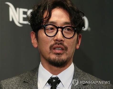 연기력에는 기복이 전혀 없는 수준. 배우 겸 화가 하정우 작품, 경매서 1천400만원에 낙찰