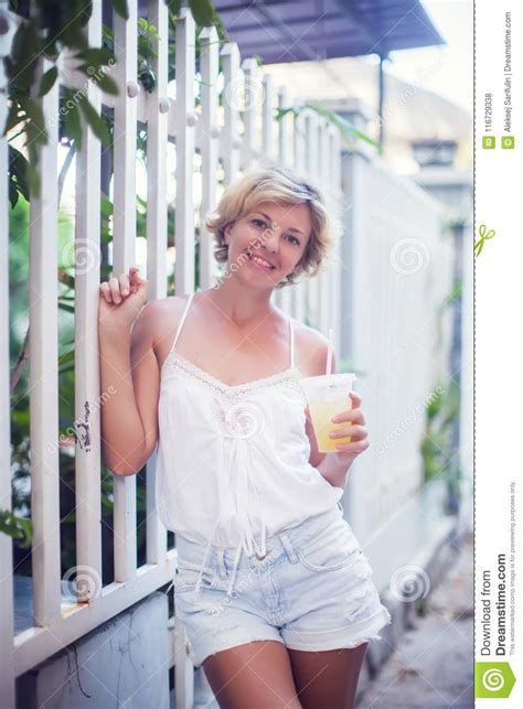 Retrato De La Muchacha Adolescente Sonriente Feliz Joven De La Mujer Al Aire Libre En N Foto