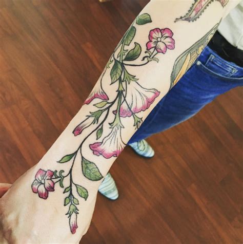 This Perfectly Drawn Vine Vine Tattoos Floral Tattoo Flower Vine