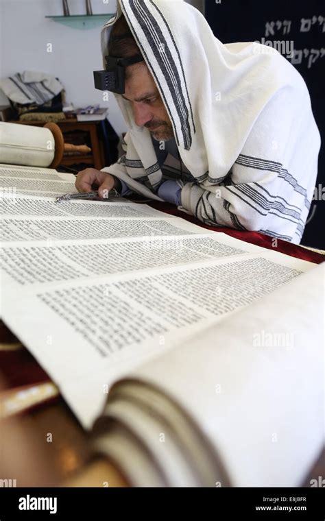 Rabbi Reading Torah Hi Res Stock Photography And Images Alamy
