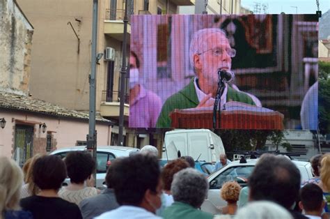 Palermo Folla In Piazza E In Chiesa Per Lultima Messa Di Padre