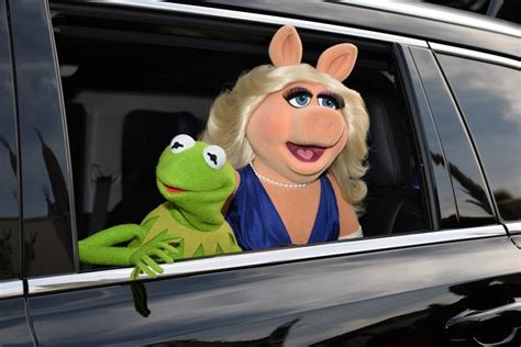 Miss Piggy Kermit Tina Fey And Ricky Gervais At Muppets Most Wanted