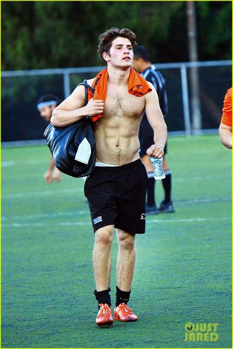 The Stars Come Out To Play Gregg Sulkin New Shirtless And Barefoot Pics And Video