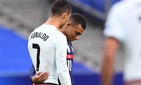 Mbappe sendiri masih berusia 21 tahun, sementara ronaldo, yang kini bermain di juventus, sudah menginjak usia. Ronaldo, la FOTO con Mbappé fa impazzire i tifosi: 'Come ...