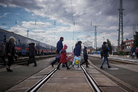 la cifra de refugiados de ucrania ya supera los dos millones dice onu la opinión