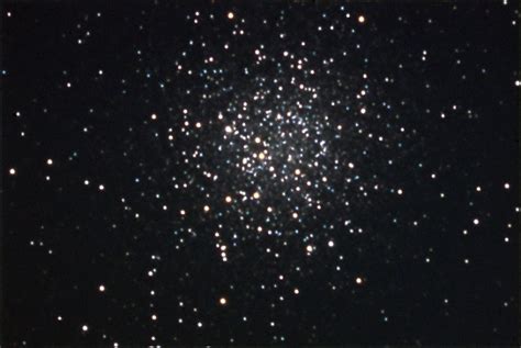 Un piccolo traghetto con due prue apribili. Il cielo di maggio