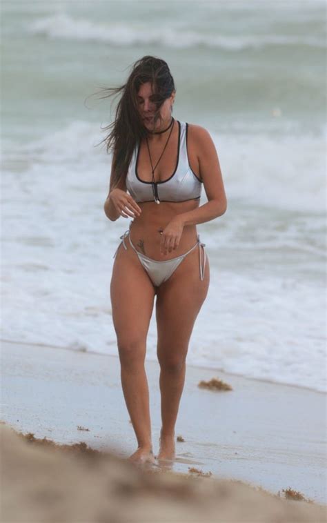 liziane gutierrez flash her sexy ass at miami beach 21 photos the fappening