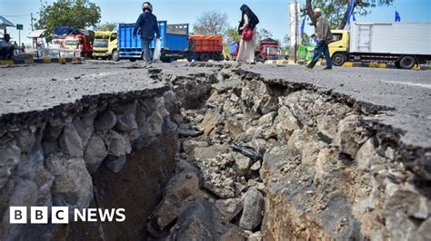 Two strong earthquakes shake Lombok, Indonesia - BBC News