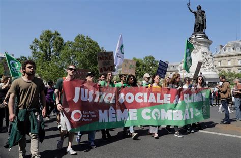in paris sind am samstag zehntausende franzosen aus protest gegen den präsidenten emmanuel