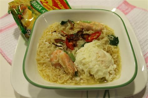 A delicious recipe of maggi noodles omelette style done by mann during our elective in redang island. Mee Maggi World - Azie Kitchen