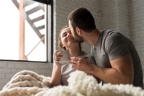 Casal Jovem Romântico Tomando Café Na Cama Foto Grátis