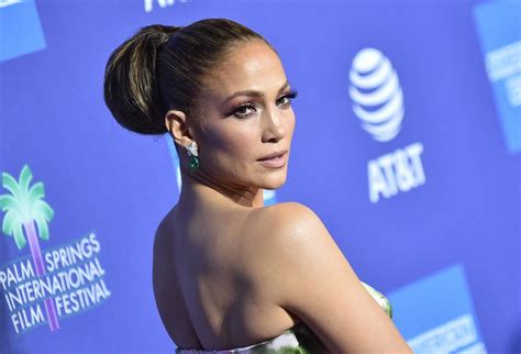 Jennifer Lopez En Maillot De Bain Cut Out Ans La Chanteuse D Voile Ses Formes Plus