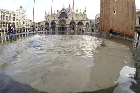St Marks Square Reopens In Venice But Water Remains High The Columbian