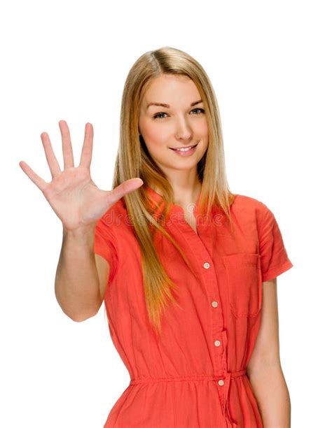 retrato da mulher de sorriso que mostra cinco dedos imagem de stock imagem de retrato branco